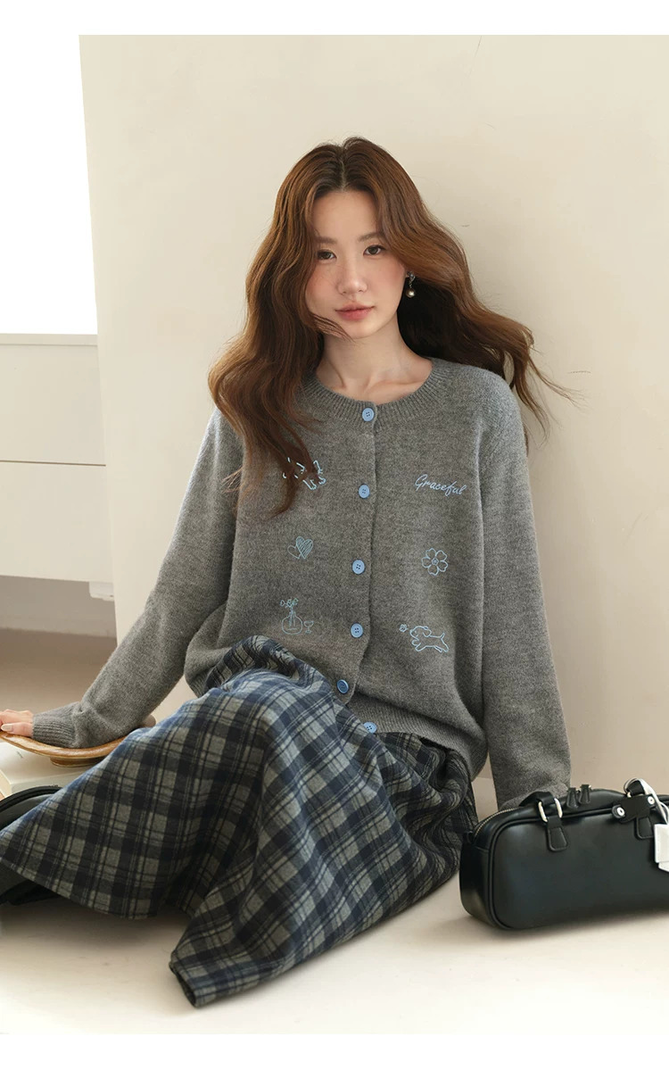 大尺碼刺繡圓領灰色毛衣開襟衫女秋冬針織衫,大尺碼刺繡圓領灰色毛衣開襟衫女秋冬針織衫,HBFW1054,大尺碼刺繡圓領灰色毛衣開襟衫女秋冬針織衫,中大尺碼,圓領排扣