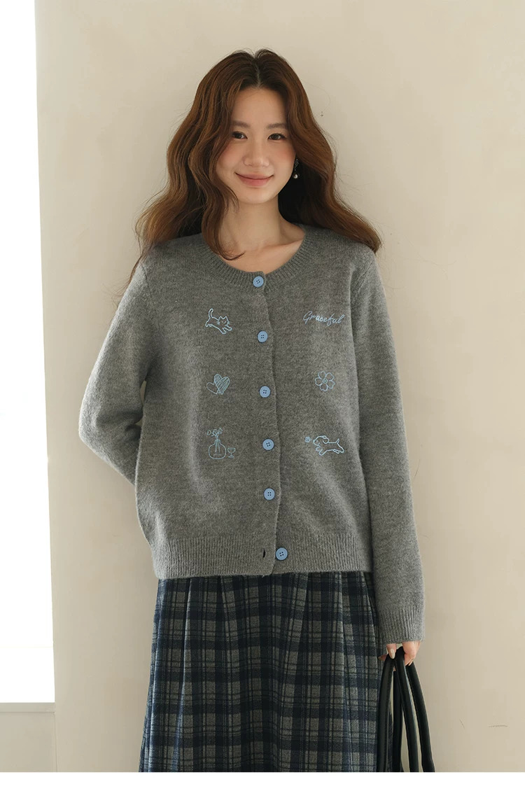 大尺碼刺繡圓領灰色毛衣開襟衫女秋冬針織衫,大尺碼刺繡圓領灰色毛衣開襟衫女秋冬針織衫,HBFW1054,大尺碼刺繡圓領灰色毛衣開襟衫女秋冬針織衫,中大尺碼,圓領排扣