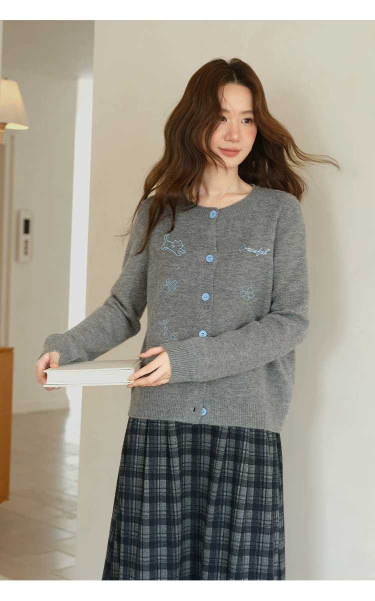 大尺碼刺繡圓領灰色毛衣開襟衫女秋冬針織衫,大尺碼刺繡圓領灰色毛衣開襟衫女秋冬針織衫,HBFW1054,大尺碼刺繡圓領灰色毛衣開襟衫女秋冬針織衫,中大尺碼,圓領排扣
